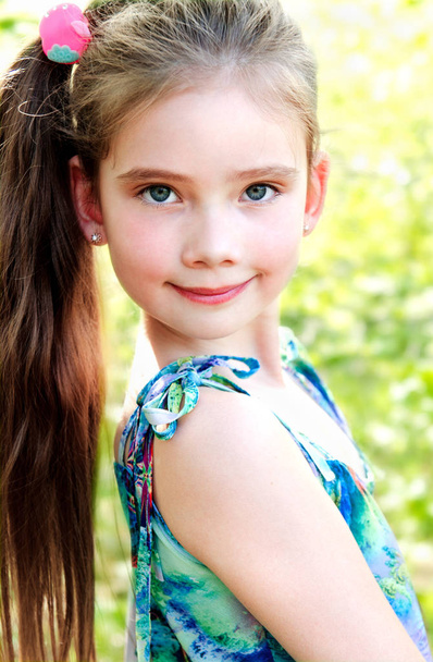 Portrait of adorable smiling little girl outdoor - Fotoğraf, Görsel