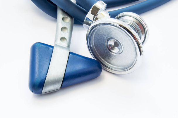 blaues Stethoskop und neurologische Hammer-Nahaufnahme auf weißem Hintergrund als medizinisches Werkzeug zur Vorbereitung oder Durchführung der körperlichen Untersuchung des Patienten durch den Arzt auf Vorhandensein von Krankheiten und Pathologien - Foto, Bild