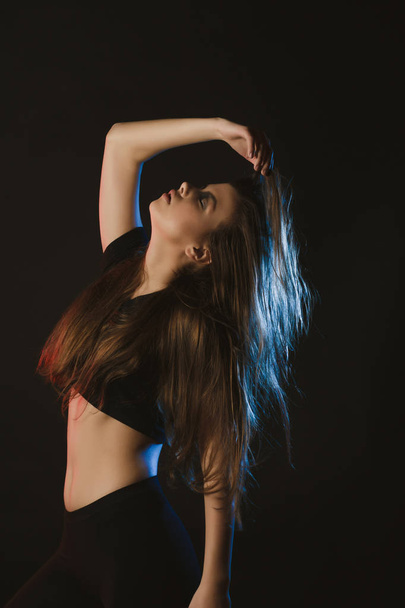 modisches Model mit langen brünetten Haaren posiert im Studio  - Foto, Bild