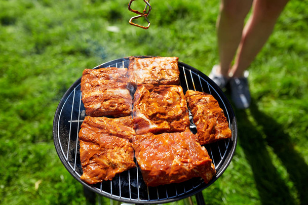 cocina de carne en la parrilla barbacoa en la fiesta de verano
 - Foto, Imagen