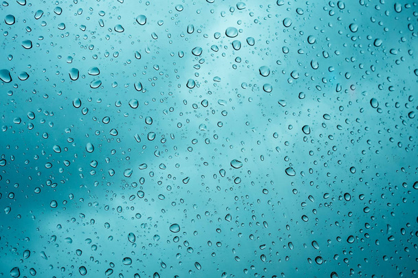 Gota de agua de lluvia sobre vidrio
 - Foto, Imagen
