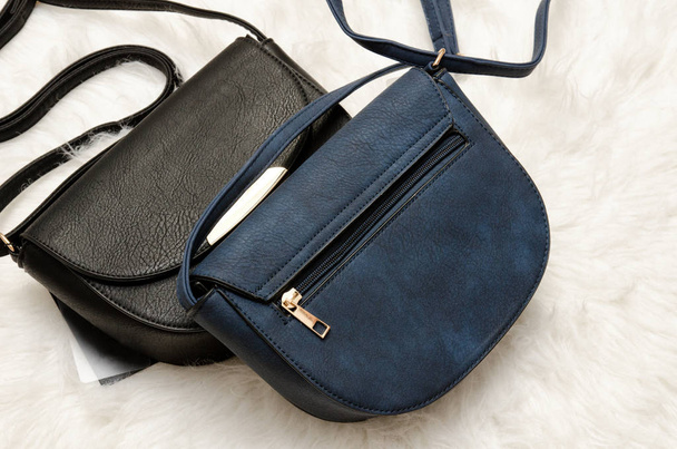 Siyah ve mavi çanta. Moda kavramı, yakın çekim - Fotoğraf, Görsel