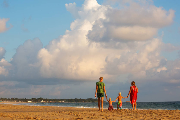 A family is having fun at the seashore - Foto, Imagem