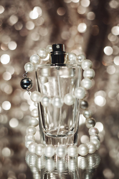 parfum féminin avec perles blanches
  - Photo, image