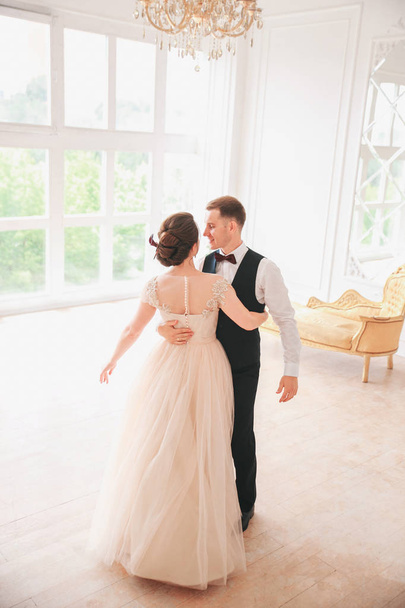 first wedding dance.wedding couple dances on the studio. Wedding day. Happy young bride and groom on their wedding day. Wedding couple - new family. - Fotoğraf, Görsel