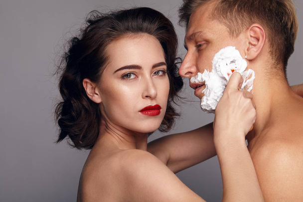 gorgeous woman shaving man - Zdjęcie, obraz