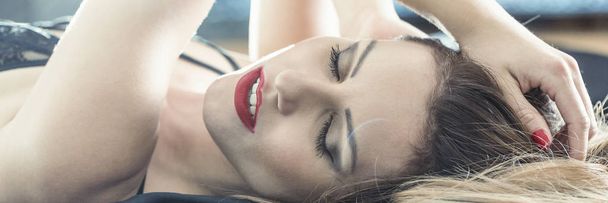 Sexy woman with red lips - Fotoğraf, Görsel