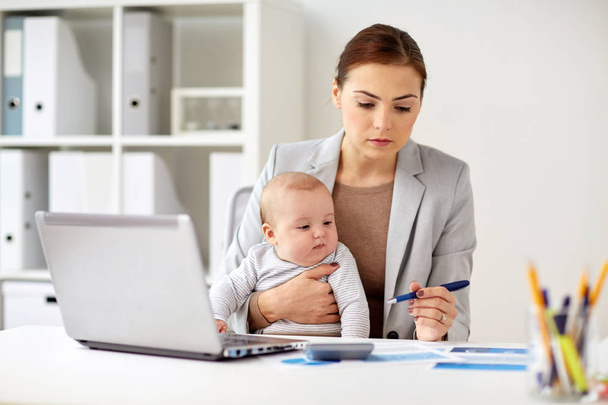 boldog üzletasszony baba és laptop iroda - Fotó, kép