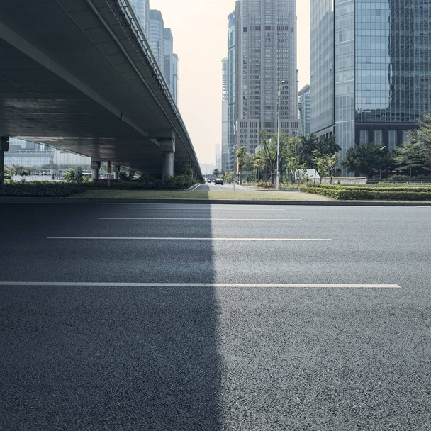 Tyhjä asfalttitie
 - Valokuva, kuva