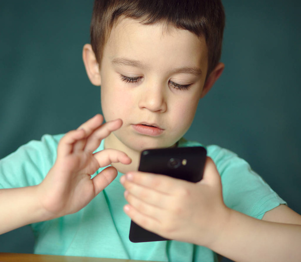 Boy using tablet - Foto, Bild