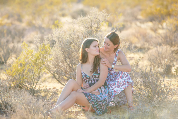 Ritratto di una giovane madre e sua figlia nel deserto di Red Roc
 - Foto, immagini