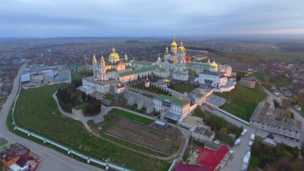 Letecký pohled na Pochaev kláštera, Počajivská lávra, Ukrajina. - Záběry, video