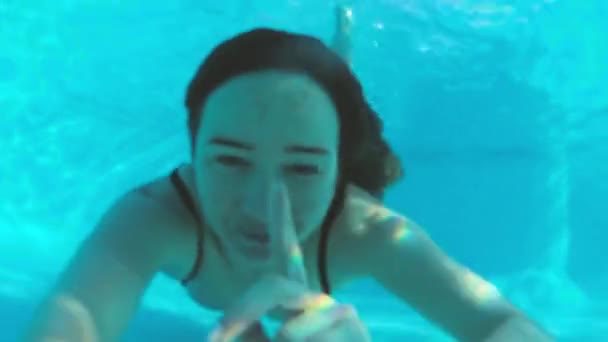Frau winkt und pustet Küsse unter Wasser - Filmmaterial, Video