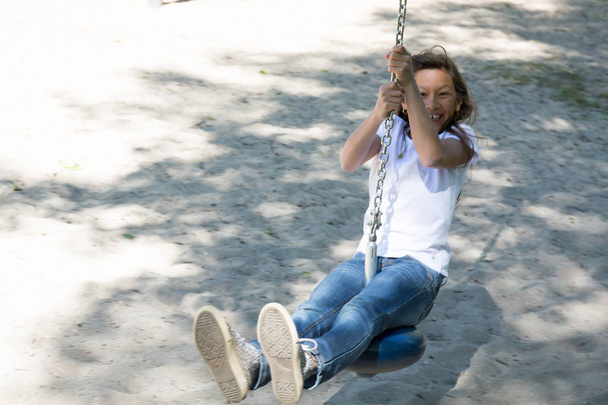 χαρούμενο κορίτσι κάνει τη γραμμή φερμουάρ στο πάρκο για το παιδί - Φωτογραφία, εικόνα
