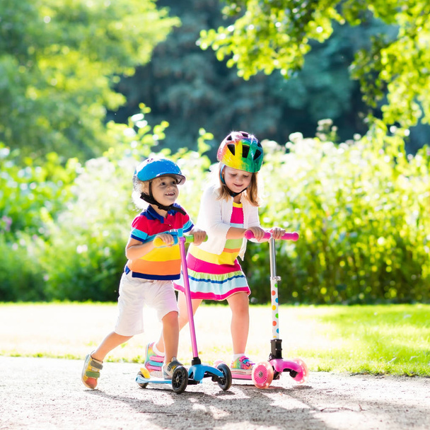 Děti jezdící skútr v letním parku. - Fotografie, Obrázek