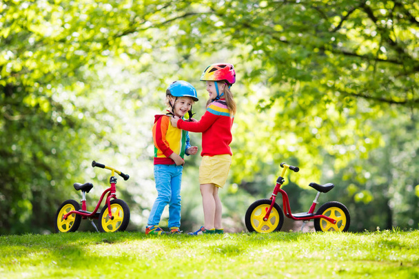 Crianças passeio de bicicleta de equilíbrio no parque
 - Foto, Imagem