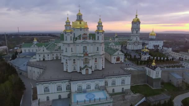 A légi felvétel a Pochaev kolostor, Pochayiv Lavra, Ukrajna. - Felvétel, videó