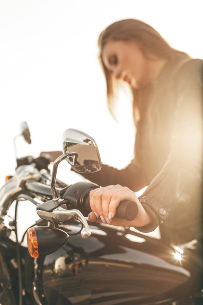 Kız bir motosiklet - Fotoğraf, Görsel