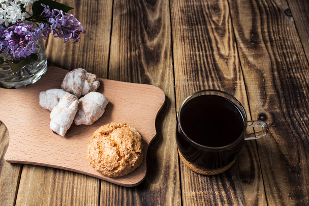 Μαύρο καφέ μπισκότα και πασχαλιές - Φωτογραφία, εικόνα