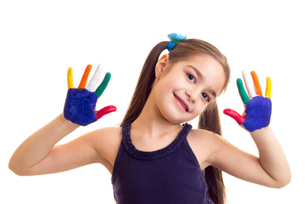 Petite fille avec des mains colorées
 - Photo, image