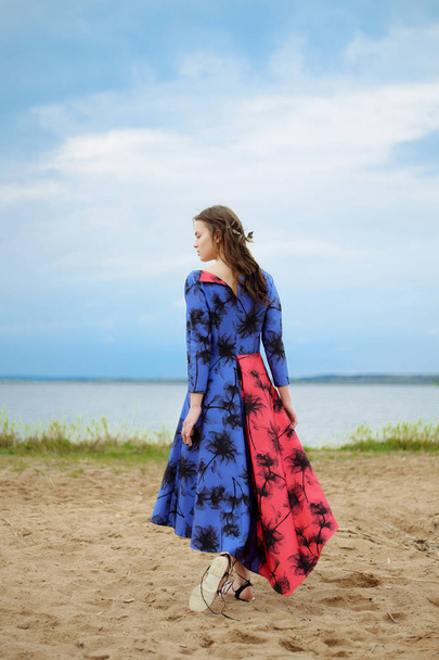 Lifestyle portrait d'une jeune femme solitaire qui court sur le sable i
 - Photo, image