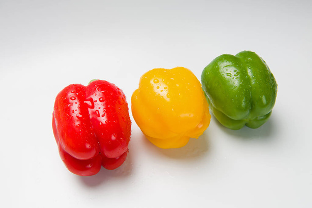 τρεις πιπεριές σε άσπρο φόντο - Φωτογραφία, εικόνα