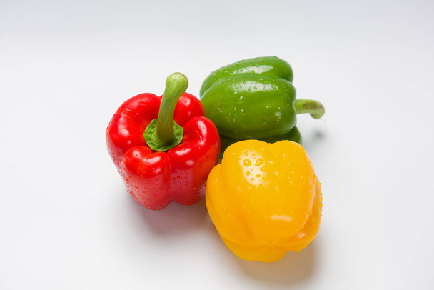 τρεις πιπεριές σε άσπρο φόντο - Φωτογραφία, εικόνα