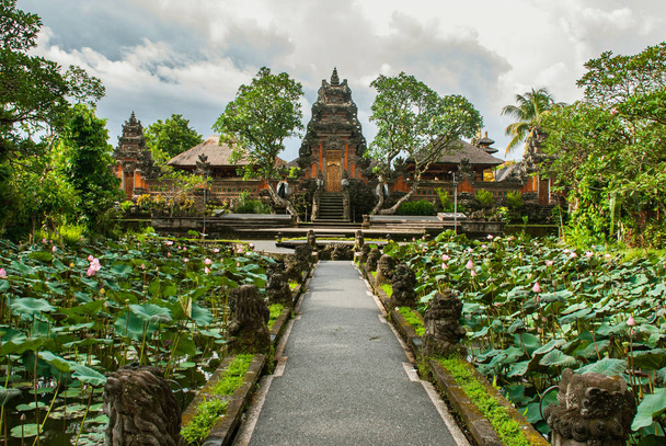 Lotus Temple. Ubud, Bali. - Foto, Imagen