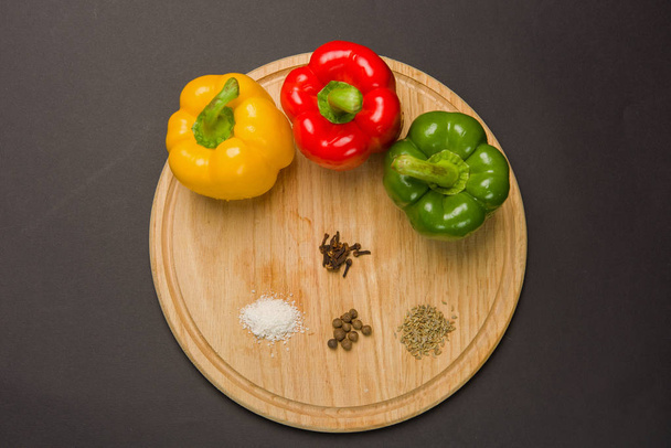 Paprika mit verschiedenen Gewürzen - Foto, Bild