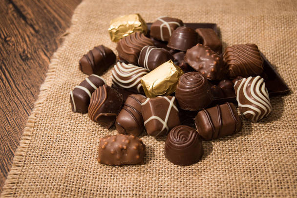 Ανάμικτες σοκολάτες σε φόντο ξύλινη - Φωτογραφία, εικόνα