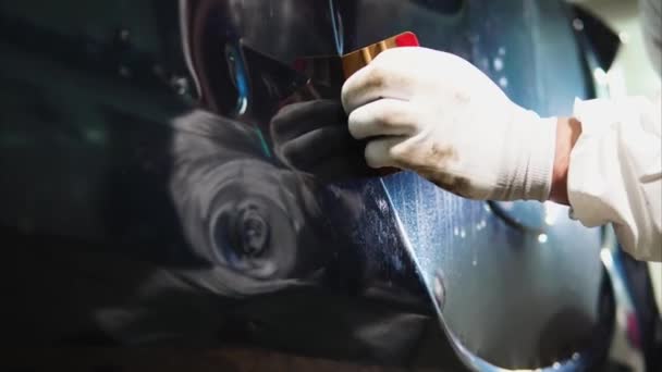Close-up shot van man vinyl film terwijl tuning auto toe te passen - Video