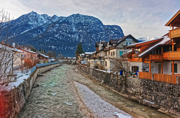 Alps sjezdové řeka a dřevěné chaty v Garmisch Partenkirchen - Fotografie, Obrázek