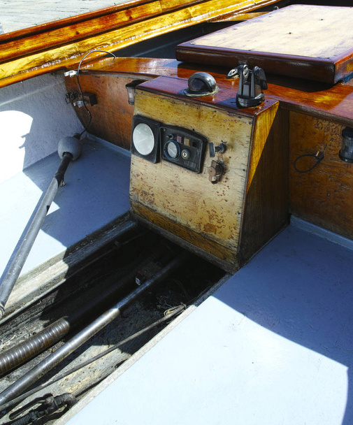 yksityiskohtaiset tiedot vanhasta kalastusveneen moottorista
 - Valokuva, kuva
