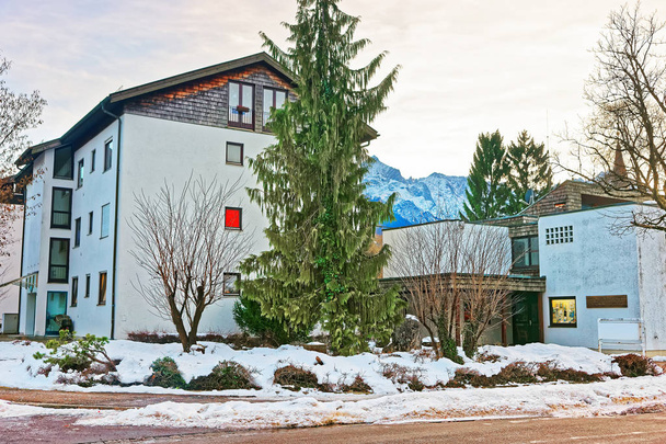 Edifício em estilo bávaro no inverno Garmisch Partenkirchen
 - Foto, Imagem
