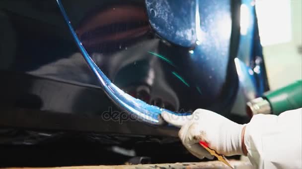 Werknemer garage verwarmt haardroger continu oppervlak vinyl film. - Video