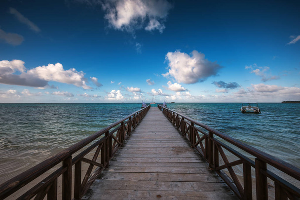 Drewnianego pomostu, osiągając na turkusowe wody Morza Karaibskiego - Zdjęcie, obraz