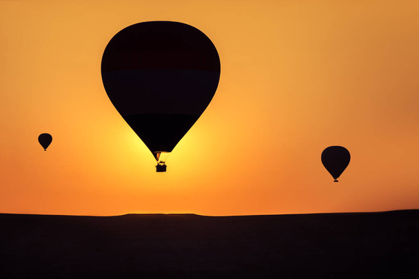 Heißluftballons fliegen in Kappadokien über das Tal. - Foto, Bild