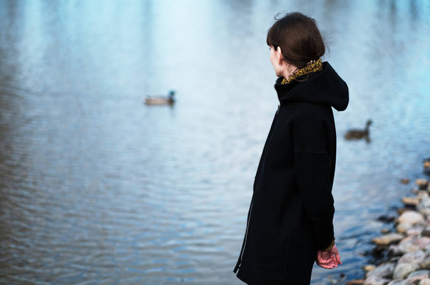 Portret van een eenzame meisje aan het meer.  - Foto, afbeelding