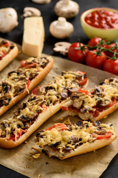 Homemade grilled baguettes with mushrooms, tomatoes and cheese.  - Valokuva, kuva