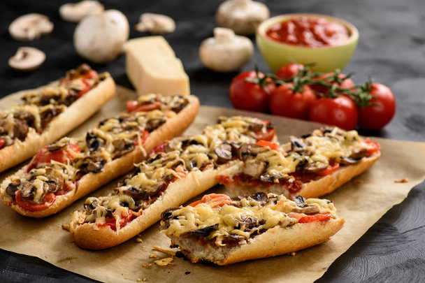 Homemade grilled baguettes with mushrooms, tomatoes and cheese.  - Foto, Imagem