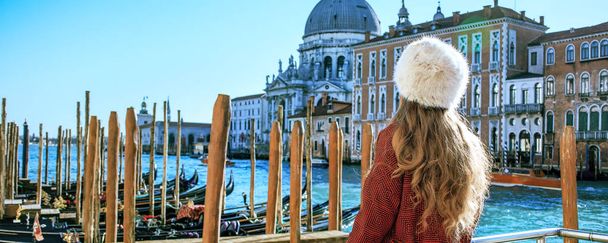 traveller woman on embankment in Venice exploring attractions - Zdjęcie, obraz