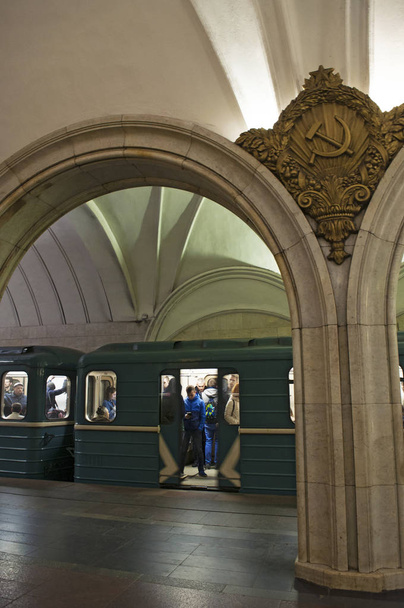Moscú: tren y pilar de mármol blanco decorado con martillo y hoz de Paveletskaya, una estación de metro en la línea Zamoskvoretskaya abrió sus puertas en 1943, diseñado por Lyashchenko y Demchenko
  - Foto, imagen