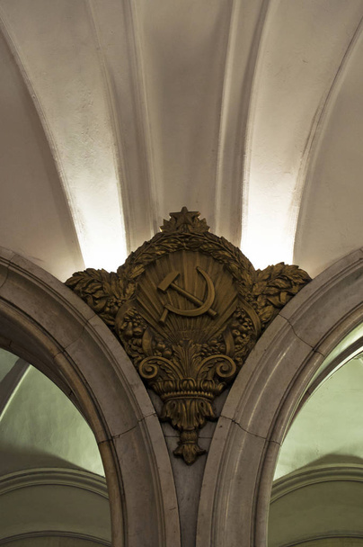 Moscow: the white marble pillars decorated with the hammer and sickle of Paveletskaya, a metro station on the Zamoskvoretskaya Line opened in 1943, designed by Lyashchenko and Demchenko - Photo, Image