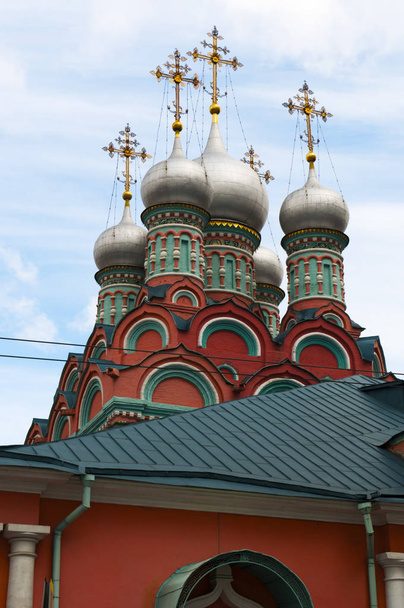 Moscow: domes of Church of St. Gregory of NeoCaesarea, known as Thaumaturgus or Wonder Worker, a Russian Orthodox church built between 1662 and 1679 by Aleksei I, Peter the Great's father - Foto, Imagem