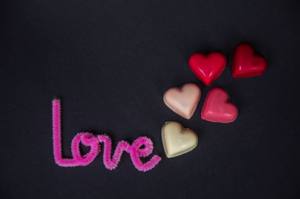  шоколадные пралине в форме сердца
  - Фото, изображение