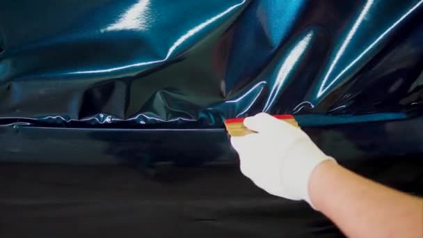 Nahaufnahme von Menschenhänden entfernt Luftblasen beim Tuning des Autos - Filmmaterial, Video
