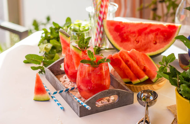 Watermelon drink in glasses with slices of watermelon - Foto, Imagen