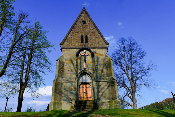 Schenkenzell (kirk). Christliche Dorfkirche mit Jesus am Kreuz - Foto, Bild