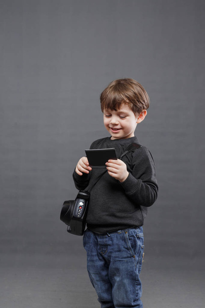 Kid with instant camera - Zdjęcie, obraz
