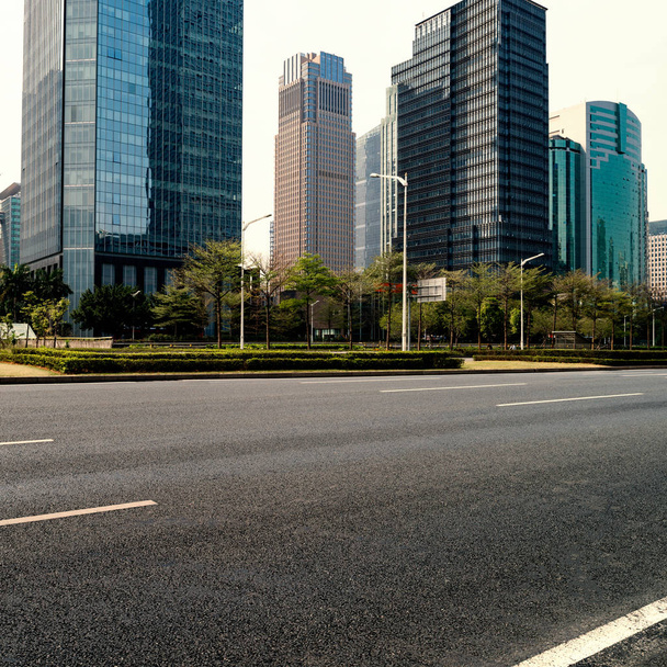Пустая асфальтовая дорога
 - Фото, изображение